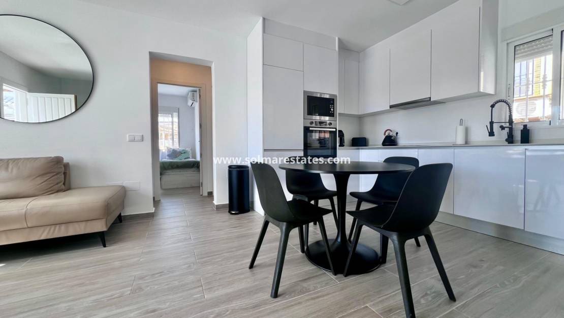 5 bedroom Villa for sale in Villamartin with pool - € 459,000 (Ref: 9789584)