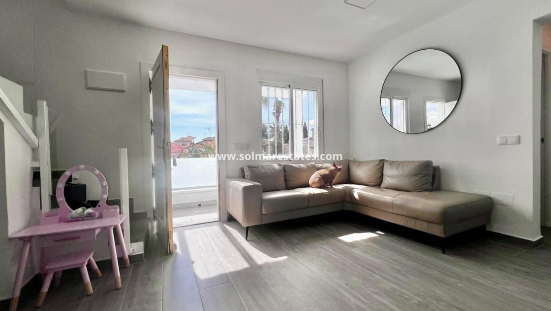 5 bedroom Villa for sale in Villamartin with pool - € 459,000 (Ref: 9789584)