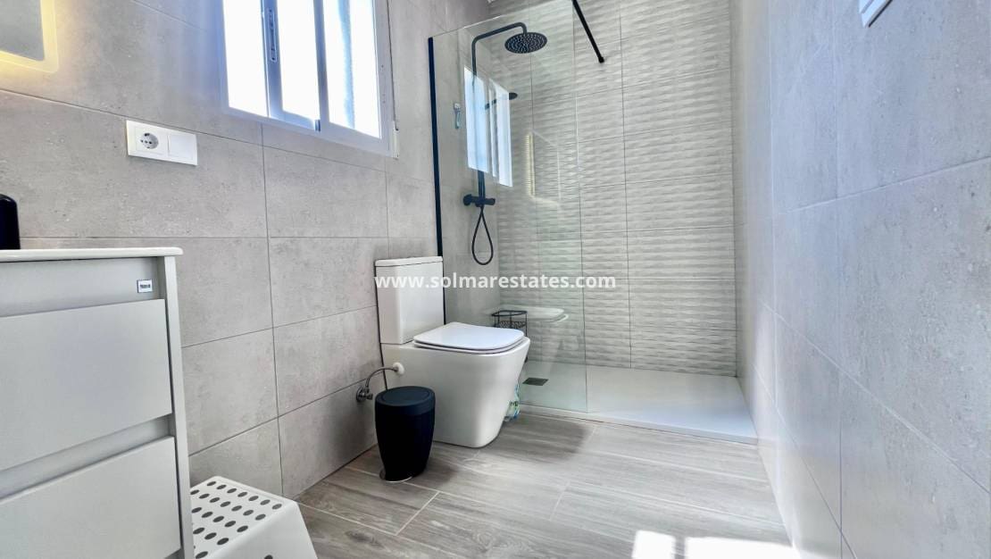 5 bedroom Villa for sale in Villamartin with pool - € 459,000 (Ref: 9789584)