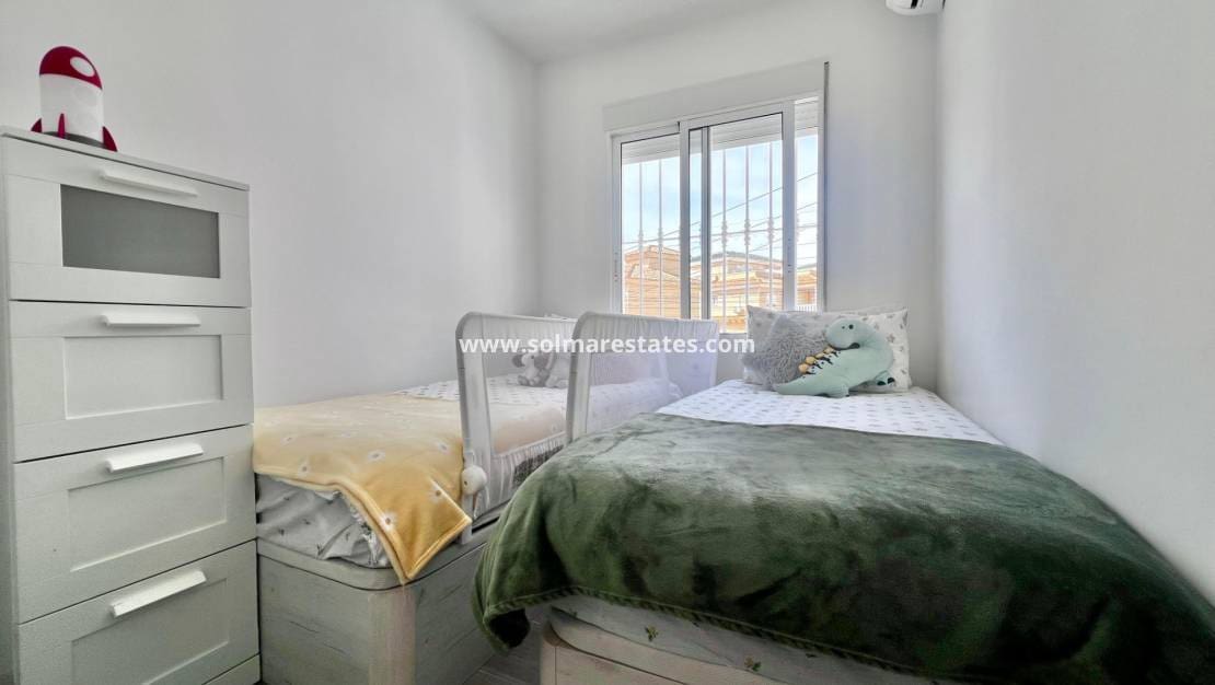 5 bedroom Villa for sale in Villamartin with pool - € 459,000 (Ref: 9789584)