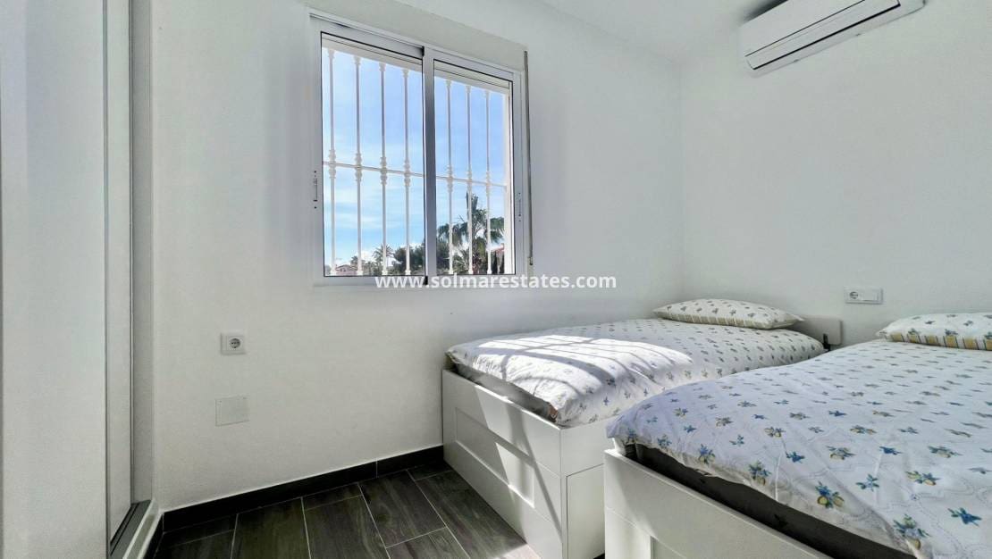 5 bedroom Villa for sale in Villamartin with pool - € 459,000 (Ref: 9789584)