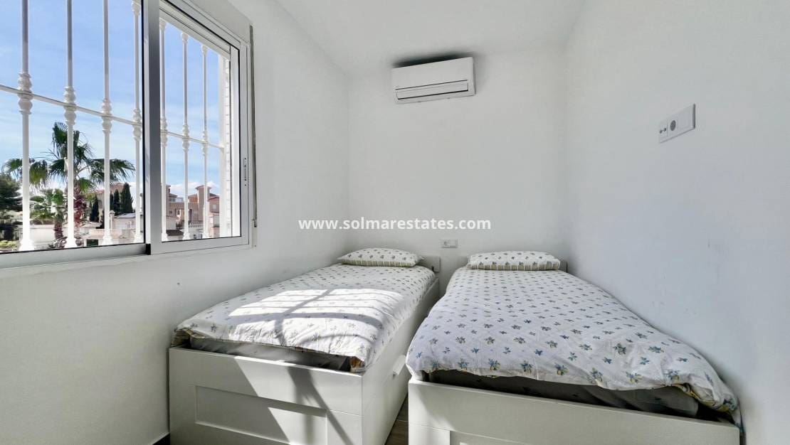 5 bedroom Villa for sale in Villamartin with pool - € 459,000 (Ref: 9789584)