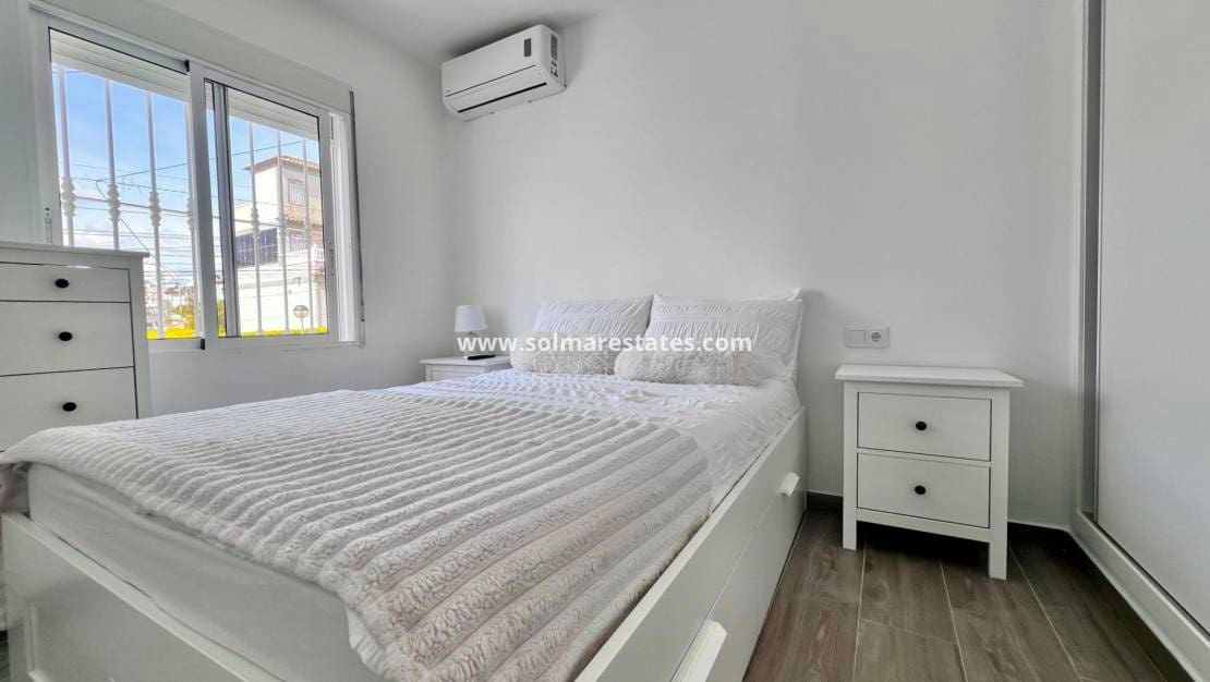 5 bedroom Villa for sale in Villamartin with pool - € 459,000 (Ref: 9789584)