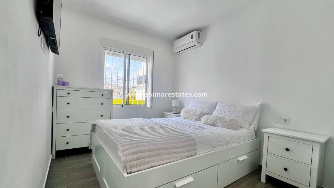 5 bedroom Villa for sale in Villamartin with pool - € 459,000 (Ref: 9789584)