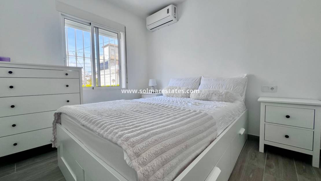 5 bedroom Villa for sale in Villamartin with pool - € 459,000 (Ref: 9789584)