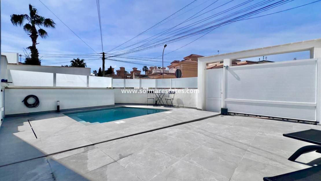 5 bedroom Villa for sale in Villamartin with pool - € 459,000 (Ref: 9789584)