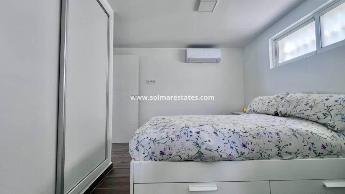 5 bedroom Villa for sale in Villamartin with pool - € 459,000 (Ref: 9789584)