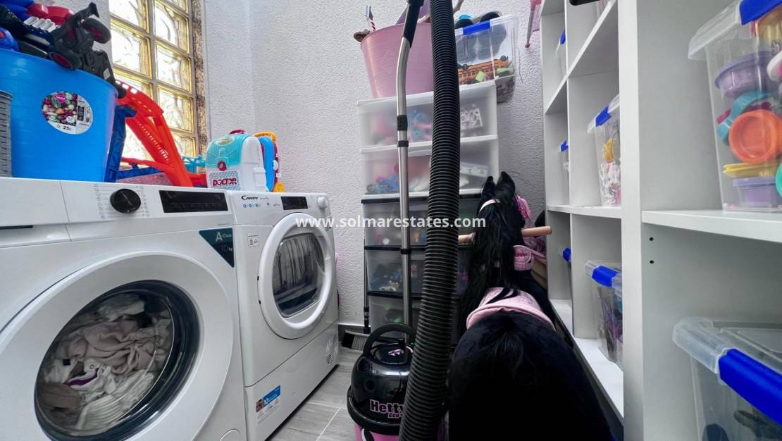 5 bedroom Villa for sale in Villamartin with pool - € 459,000 (Ref: 9789584)