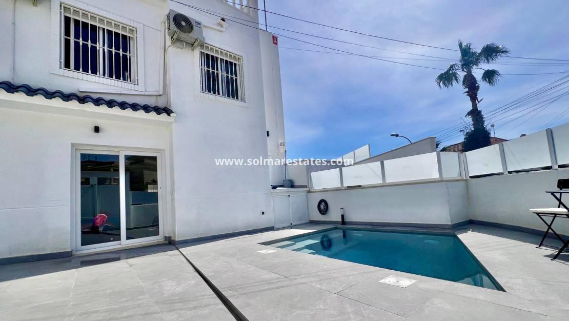 5 bedroom Villa for sale in Villamartin with pool - € 459,000 (Ref: 9789584)