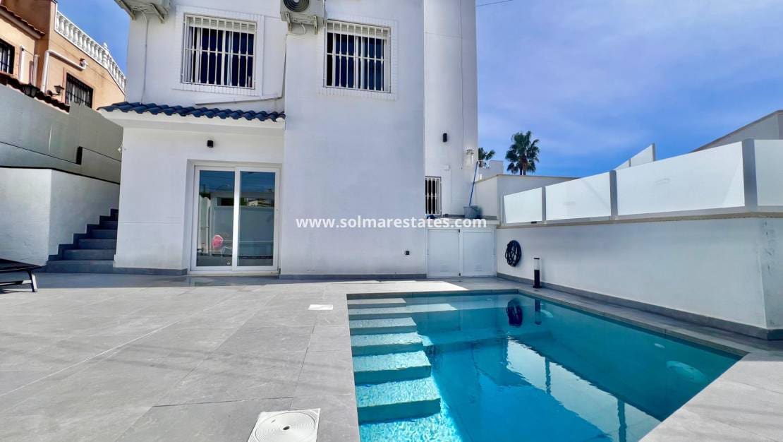 5 bedroom Villa for sale in Villamartin with pool - € 459,000 (Ref: 9789584)