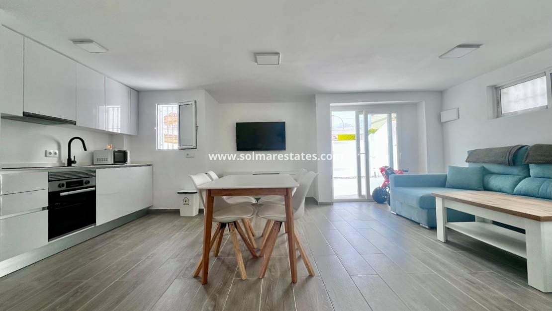 5 bedroom Villa for sale in Villamartin with pool - € 459,000 (Ref: 9789584)