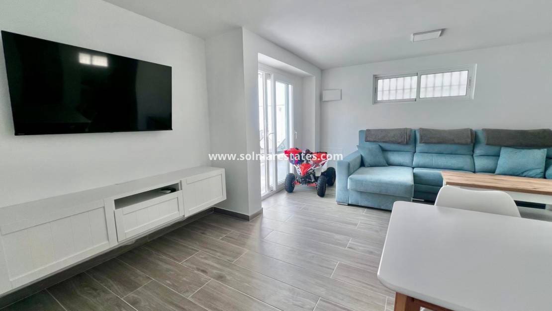 5 bedroom Villa for sale in Villamartin with pool - € 459,000 (Ref: 9789584)