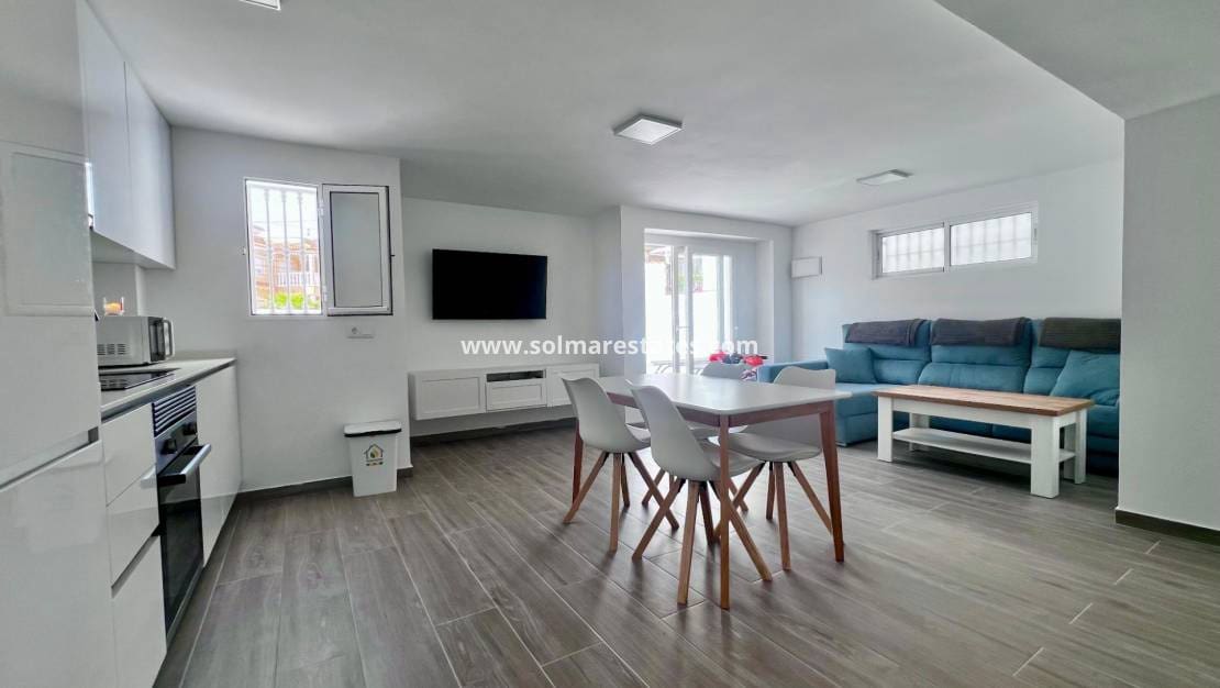 5 bedroom Villa for sale in Villamartin with pool - € 459,000 (Ref: 9789584)