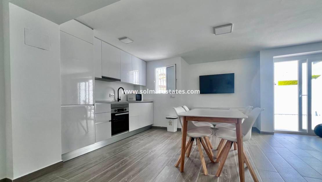 5 bedroom Villa for sale in Villamartin with pool - € 459,000 (Ref: 9789584)