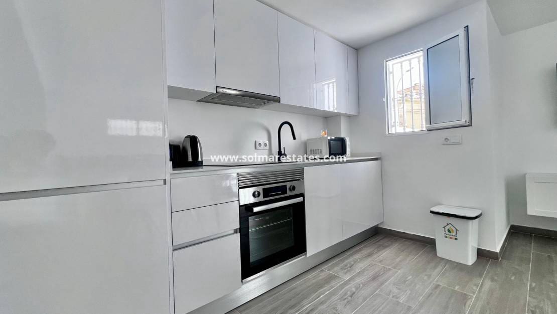 5 bedroom Villa for sale in Villamartin with pool - € 459,000 (Ref: 9789584)