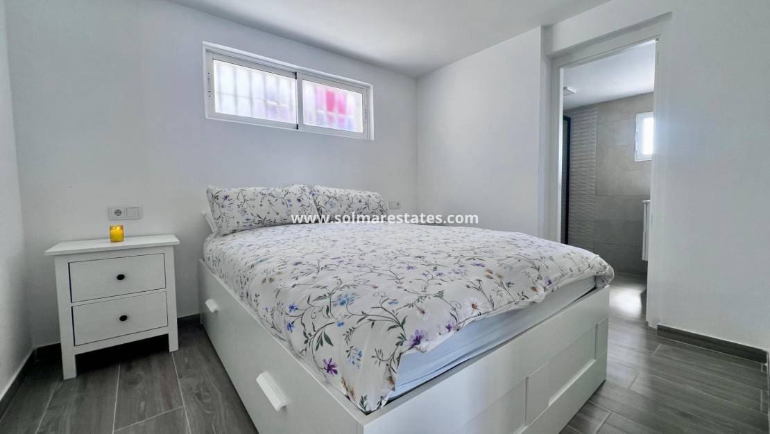 5 bedroom Villa for sale in Villamartin with pool - € 459,000 (Ref: 9789584)