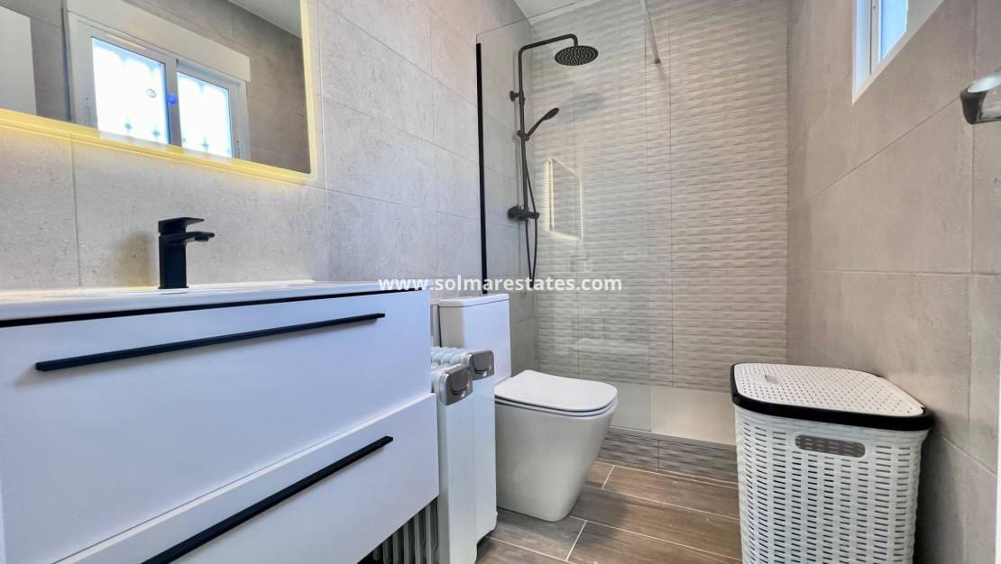 5 bedroom Villa for sale in Villamartin with pool - € 459,000 (Ref: 9789584)