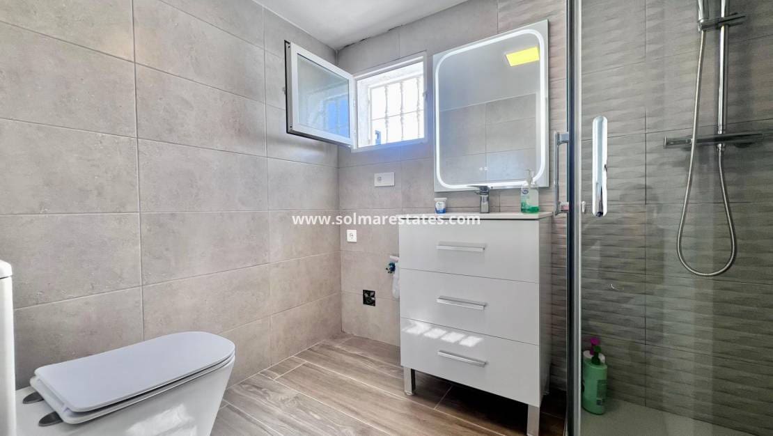 5 bedroom Villa for sale in Villamartin with pool - € 459,000 (Ref: 9789584)