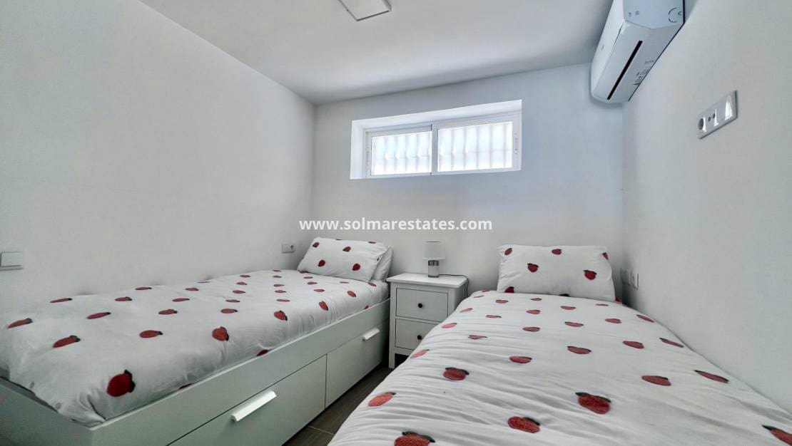 5 bedroom Villa for sale in Villamartin with pool - € 459,000 (Ref: 9789584)