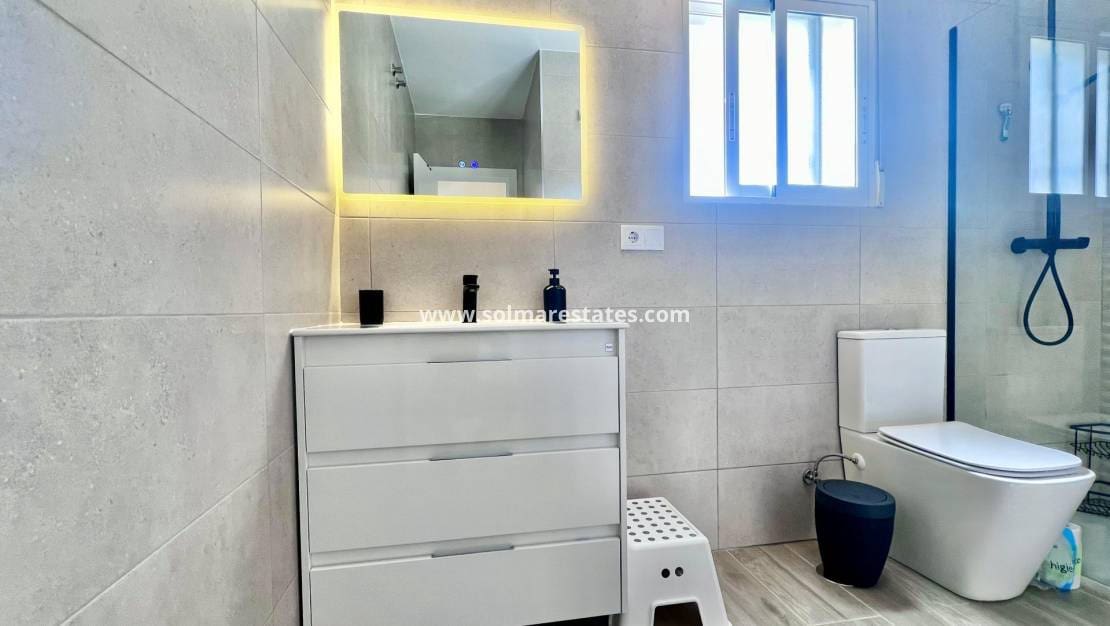 5 bedroom Villa for sale in Villamartin with pool - € 459,000 (Ref: 9789584)