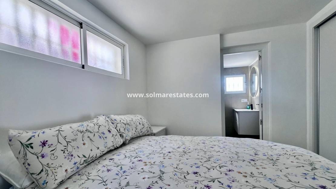 5 bedroom Villa for sale in Villamartin with pool - € 459,000 (Ref: 9789584)