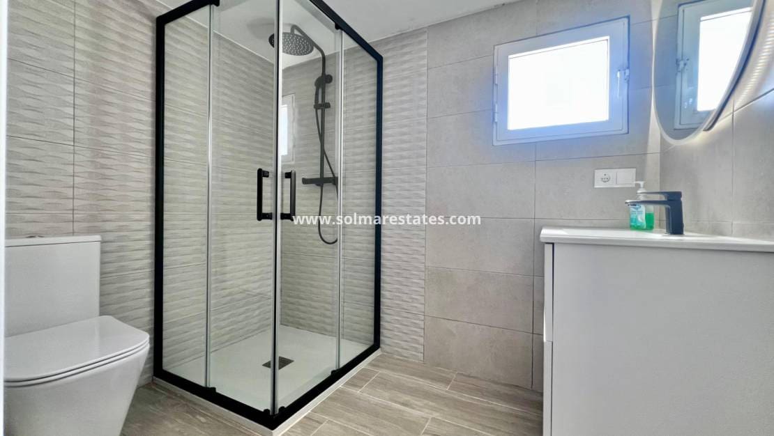 5 bedroom Villa for sale in Villamartin with pool - € 459,000 (Ref: 9789584)