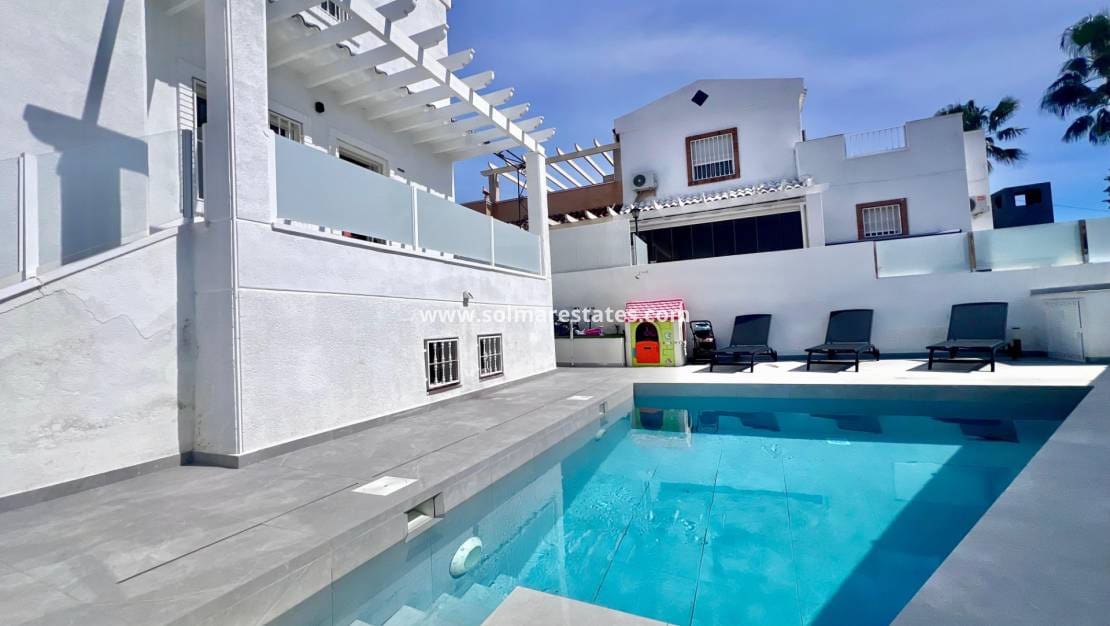 5 bedroom Villa for sale in Villamartin with pool - € 459,000 (Ref: 9789584)