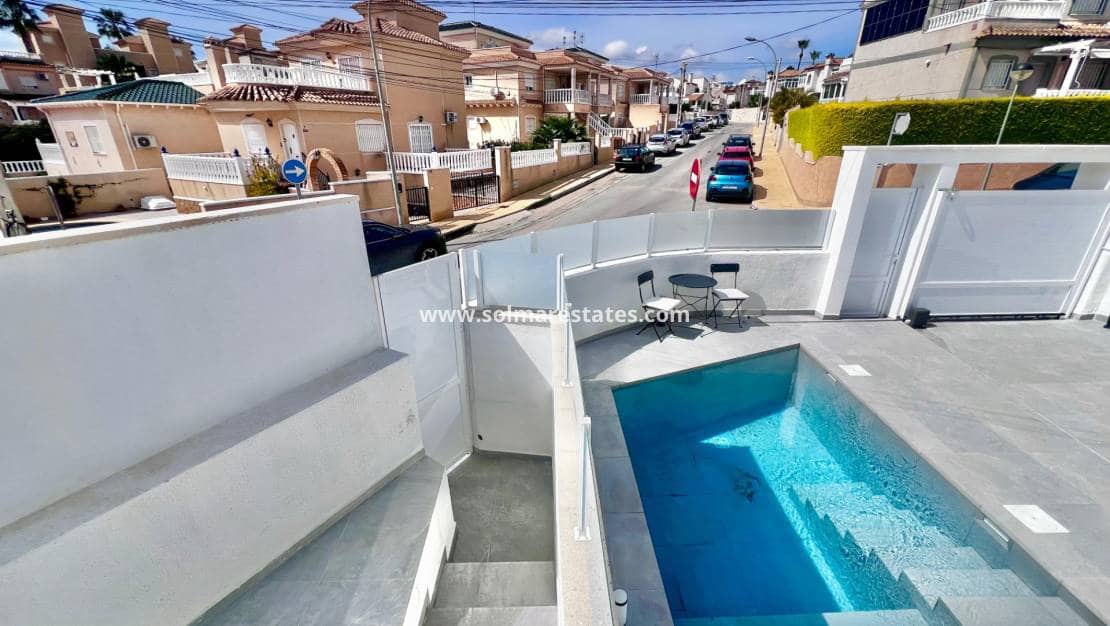 5 bedroom Villa for sale in Villamartin with pool - € 459,000 (Ref: 9789584)