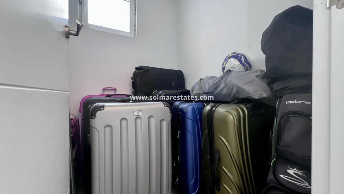 5 bedroom Villa for sale in Villamartin with pool - € 459,000 (Ref: 9789584)