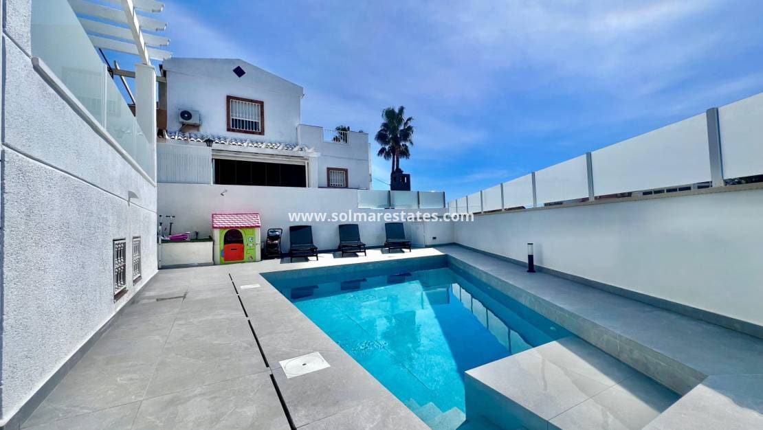 5 bedroom Villa for sale in Villamartin with pool - € 459,000 (Ref: 9789584)