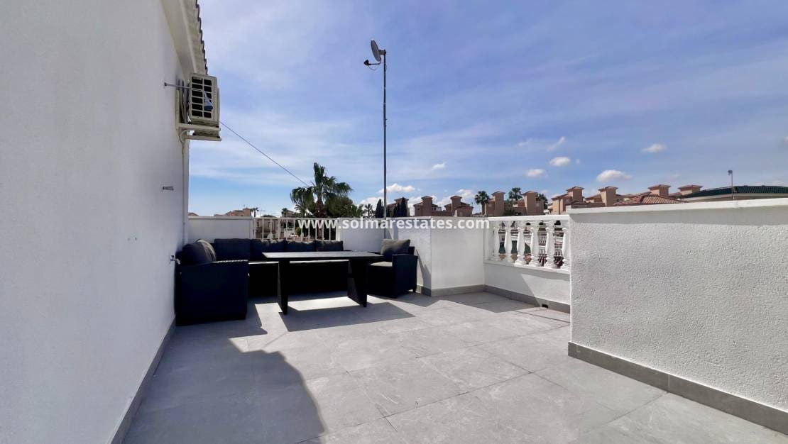 5 bedroom Villa for sale in Villamartin with pool - € 459,000 (Ref: 9789584)