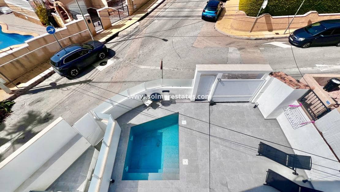 5 bedroom Villa for sale in Villamartin with pool - € 459,000 (Ref: 9789584)