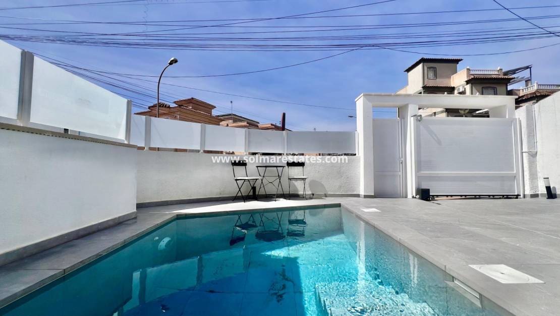 5 bedroom Villa for sale in Villamartin with pool - € 459,000 (Ref: 9789584)