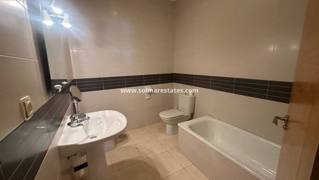 4 makuuhuone Huoneisto myytävänä paikassa Jacarilla mukana uima-altaan - 145 000 € (Ref: 9789586)