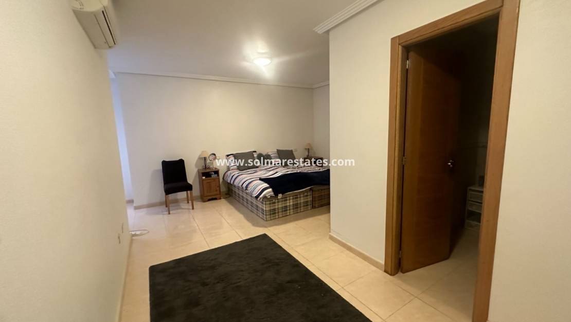 4 makuuhuone Huoneisto myytävänä paikassa Jacarilla mukana uima-altaan - 145 000 € (Ref: 9789586)