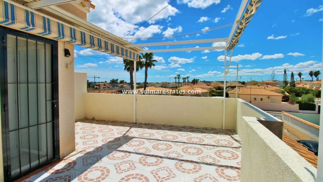3 soverom Kjedet enebolig til salgs i Playa Flamenca med svømmebasseng - € 249 950 (Ref: 9789588)