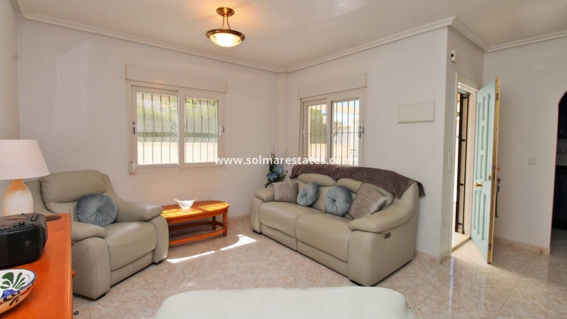 3 soverom Kjedet enebolig til salgs i Playa Flamenca med svømmebasseng - € 249 950 (Ref: 9789588)