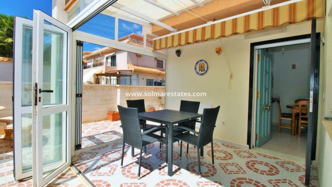 3 soverom Kjedet enebolig til salgs i Playa Flamenca med svømmebasseng - € 249 950 (Ref: 9789588)