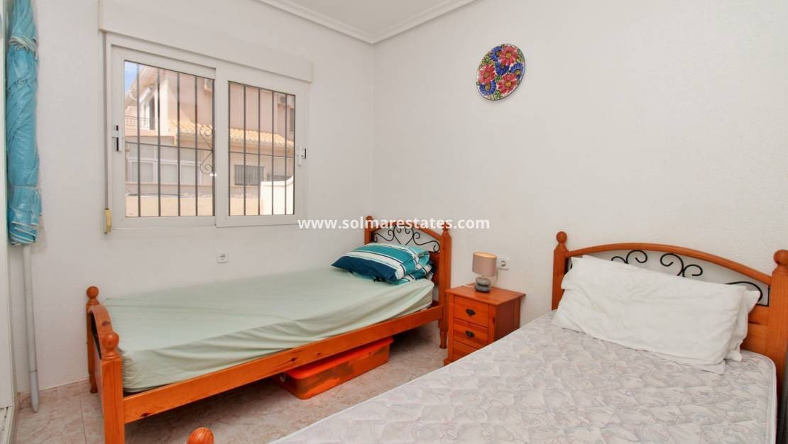 3 soverom Kjedet enebolig til salgs i Playa Flamenca med svømmebasseng - € 249 950 (Ref: 9789588)