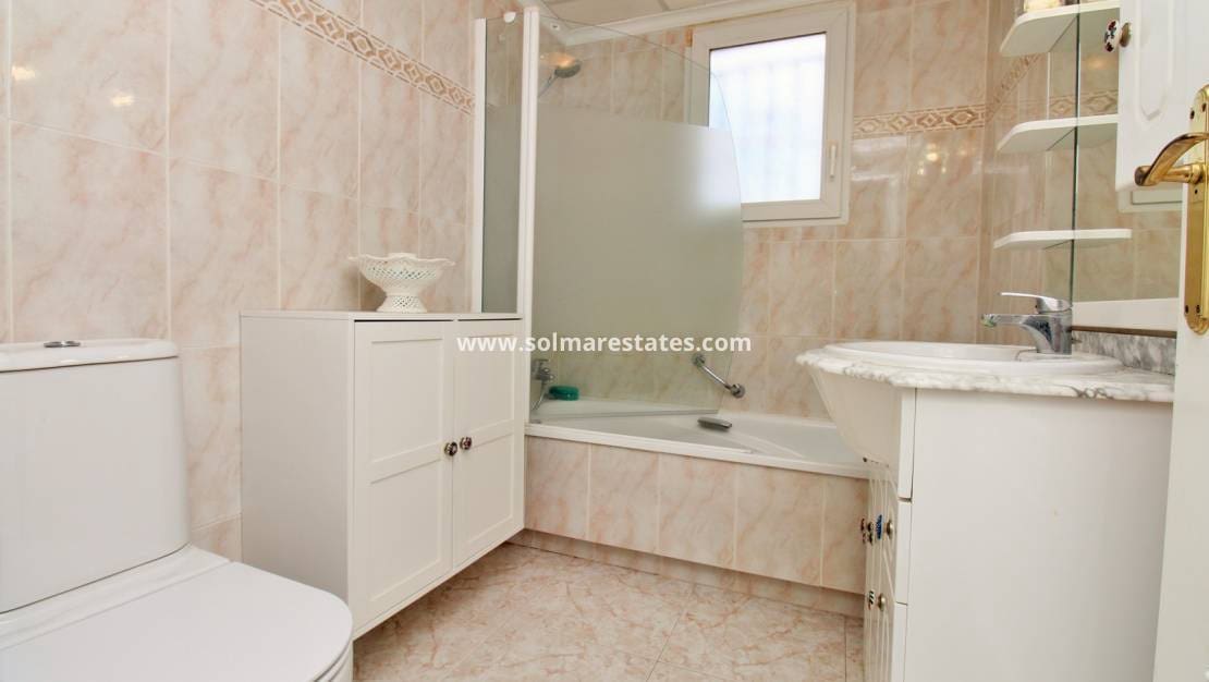 3 soverom Kjedet enebolig til salgs i Playa Flamenca med svømmebasseng - € 249 950 (Ref: 9789588)