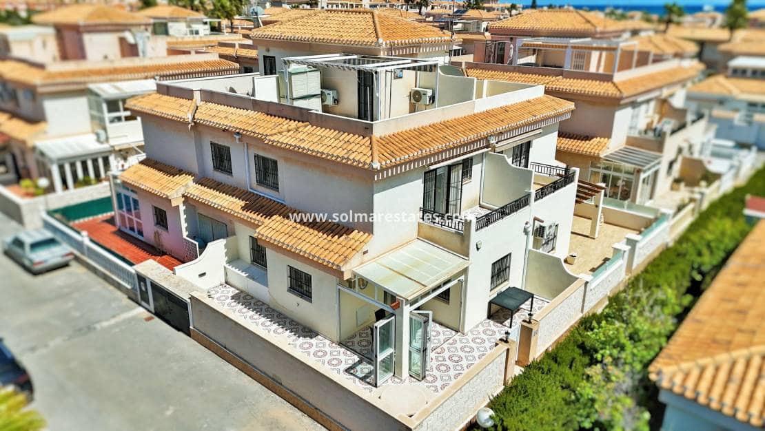 3 soverom Kjedet enebolig til salgs i Playa Flamenca med svømmebasseng - € 249 950 (Ref: 9789588)