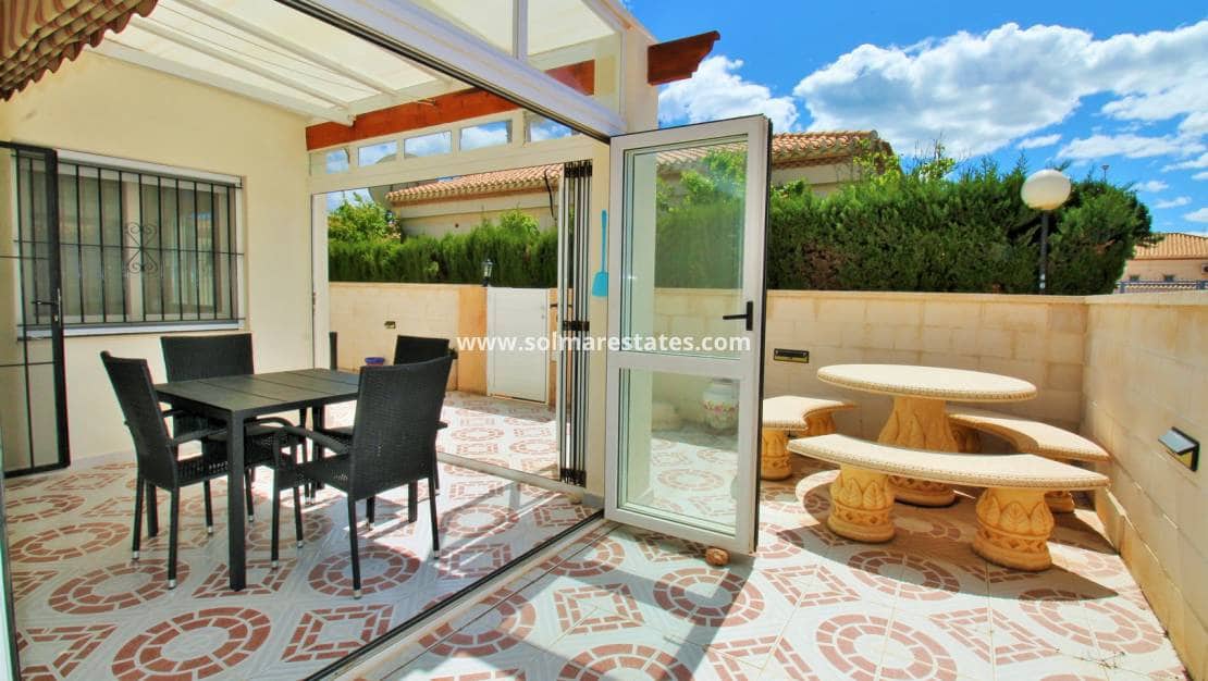 3 soverom Kjedet enebolig til salgs i Playa Flamenca med svømmebasseng - € 249 950 (Ref: 9789588)