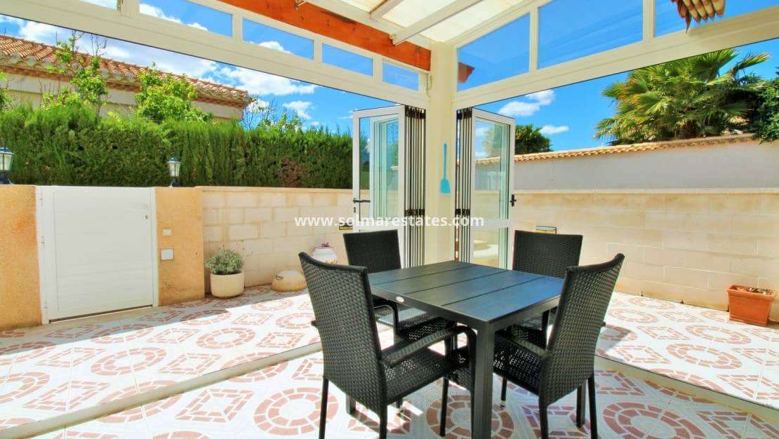 3 soverom Kjedet enebolig til salgs i Playa Flamenca med svømmebasseng - € 249 950 (Ref: 9789588)