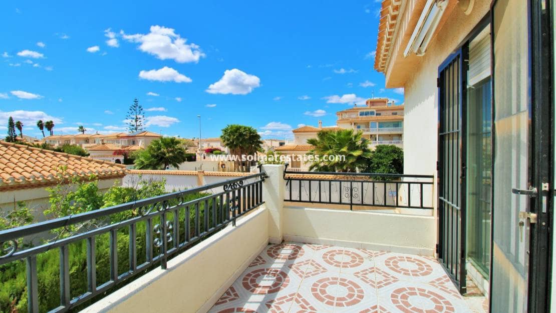 3 soverom Kjedet enebolig til salgs i Playa Flamenca med svømmebasseng - € 249 950 (Ref: 9789588)