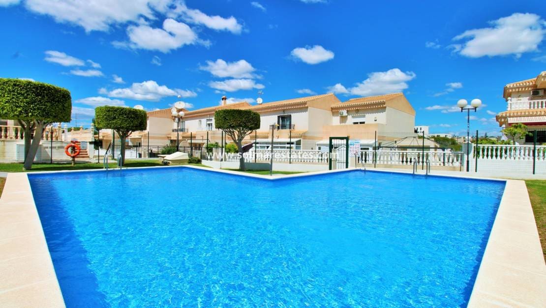 3 soverom Kjedet enebolig til salgs i Playa Flamenca med svømmebasseng - € 249 950 (Ref: 9789588)