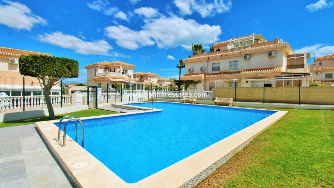 3 soverom Kjedet enebolig til salgs i Playa Flamenca med svømmebasseng - € 249 950 (Ref: 9789588)