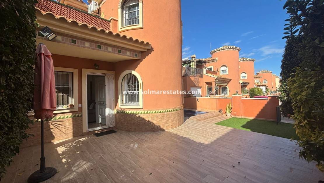 3 slaapkamer Villa te koop in Playa Flamenca met zwembad - € 269.950 (Ref: 9795000)