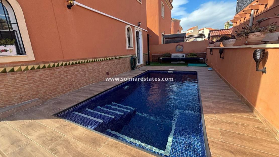 3 slaapkamer Villa te koop in Playa Flamenca met zwembad - € 269.950 (Ref: 9795000)