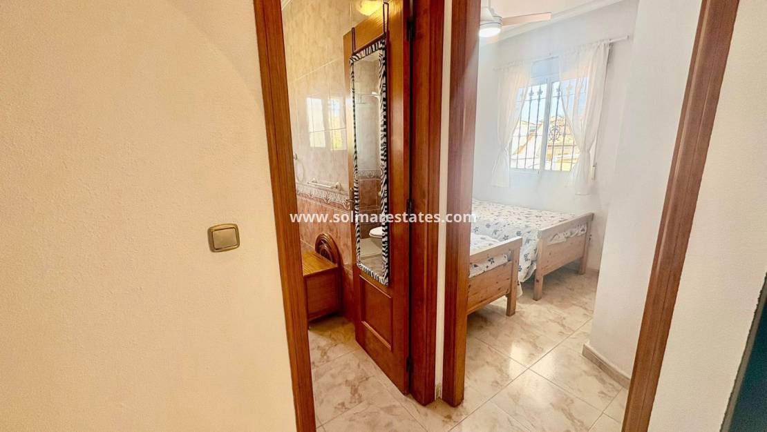 2 slaapkamer Bungalow te koop in Villamartin met zwembad - € 174.000 (Ref: 9795001)