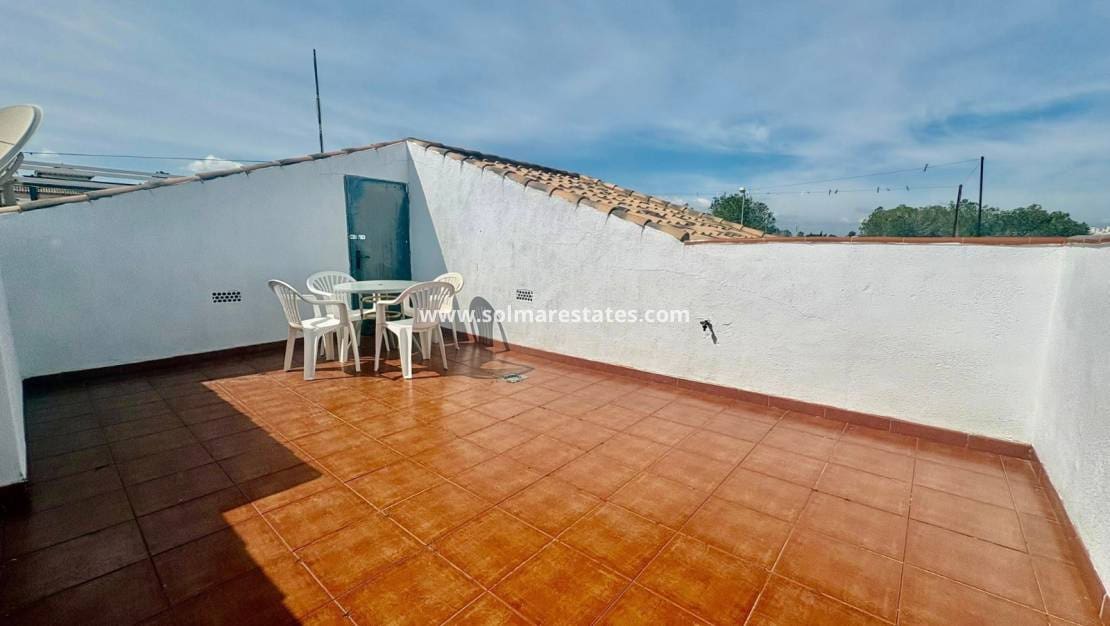 2 slaapkamer Bungalow te koop in Villamartin met zwembad - € 174.000 (Ref: 9795001)